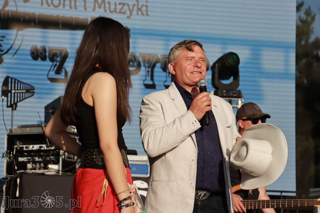 Fotorelacja IX: Występ Mai Boguckiej i zespołu Droga na Ostrołękę - Festiwal z Kopyta w Gniazdowie