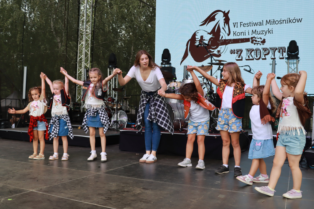 Fotorelacji XVIII: Taniec, muzyka i śpiew na Festiwalu z Kopyta w Gniazdowie