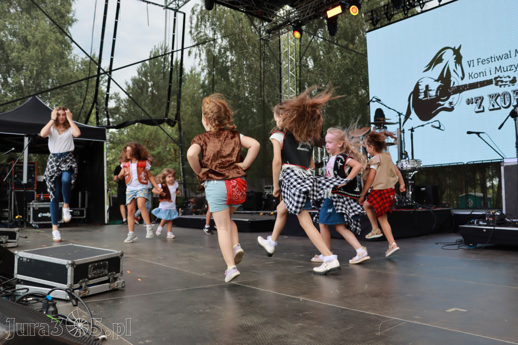 Fotorelacji XVIII: Taniec, muzyka i śpiew na Festiwalu z Kopyta w Gniazdowie