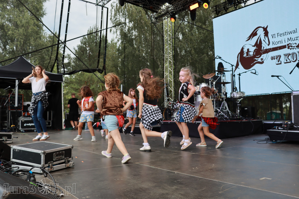 Fotorelacji XVIII: Taniec, muzyka i śpiew na Festiwalu z Kopyta w Gniazdowie