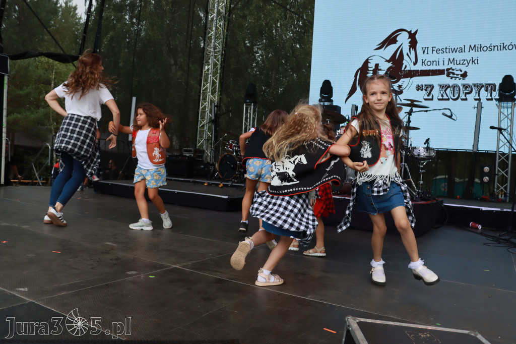 Fotorelacji XVIII: Taniec, muzyka i śpiew na Festiwalu z Kopyta w Gniazdowie