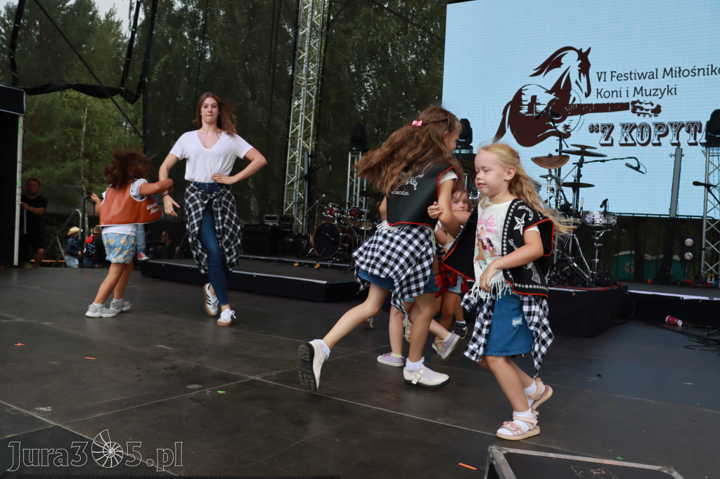 Fotorelacji XVIII: Taniec, muzyka i śpiew na Festiwalu z Kopyta w Gniazdowie