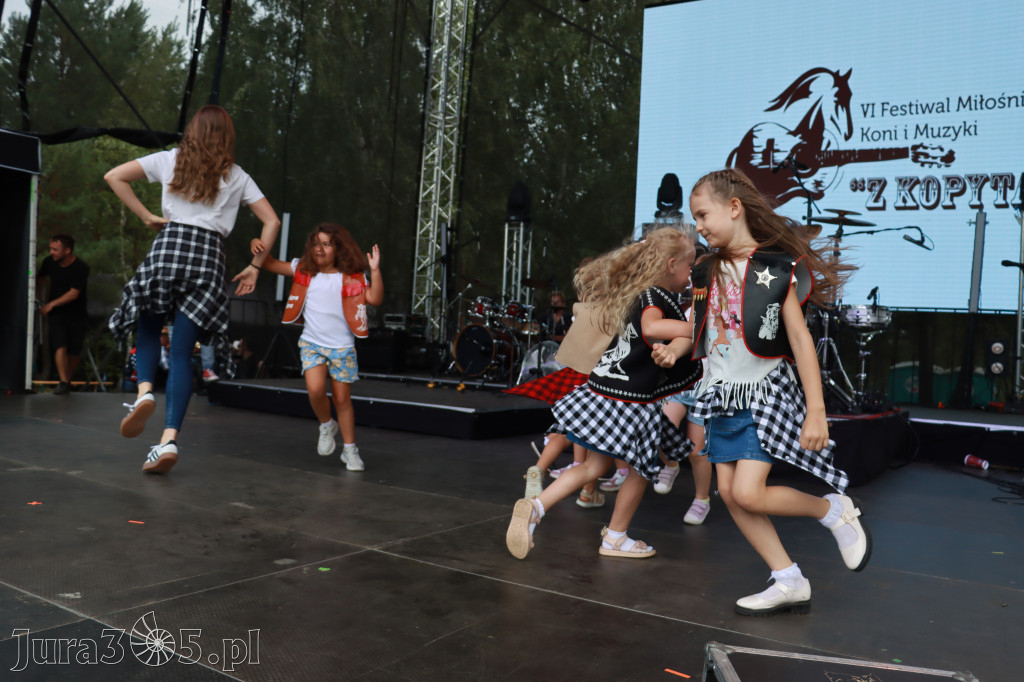 Fotorelacji XVIII: Taniec, muzyka i śpiew na Festiwalu z Kopyta w Gniazdowie