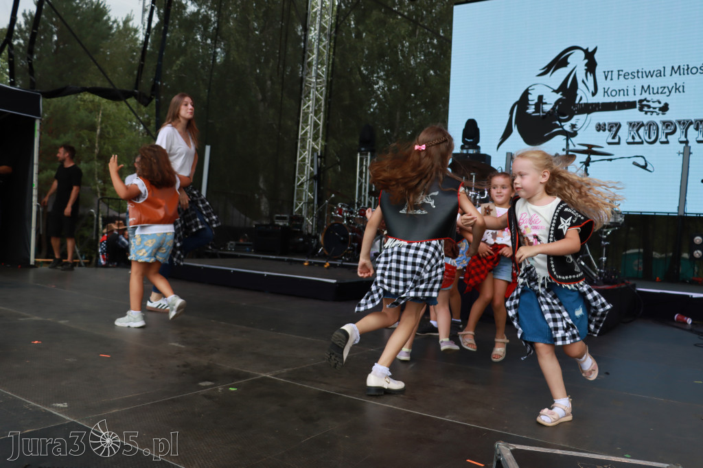 Fotorelacji XVIII: Taniec, muzyka i śpiew na Festiwalu z Kopyta w Gniazdowie
