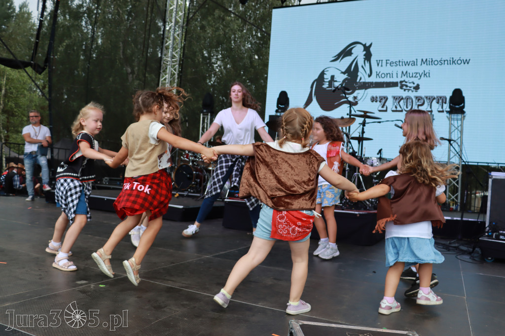 Fotorelacji XVIII: Taniec, muzyka i śpiew na Festiwalu z Kopyta w Gniazdowie