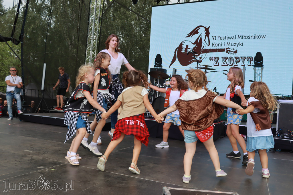 Fotorelacji XVIII: Taniec, muzyka i śpiew na Festiwalu z Kopyta w Gniazdowie