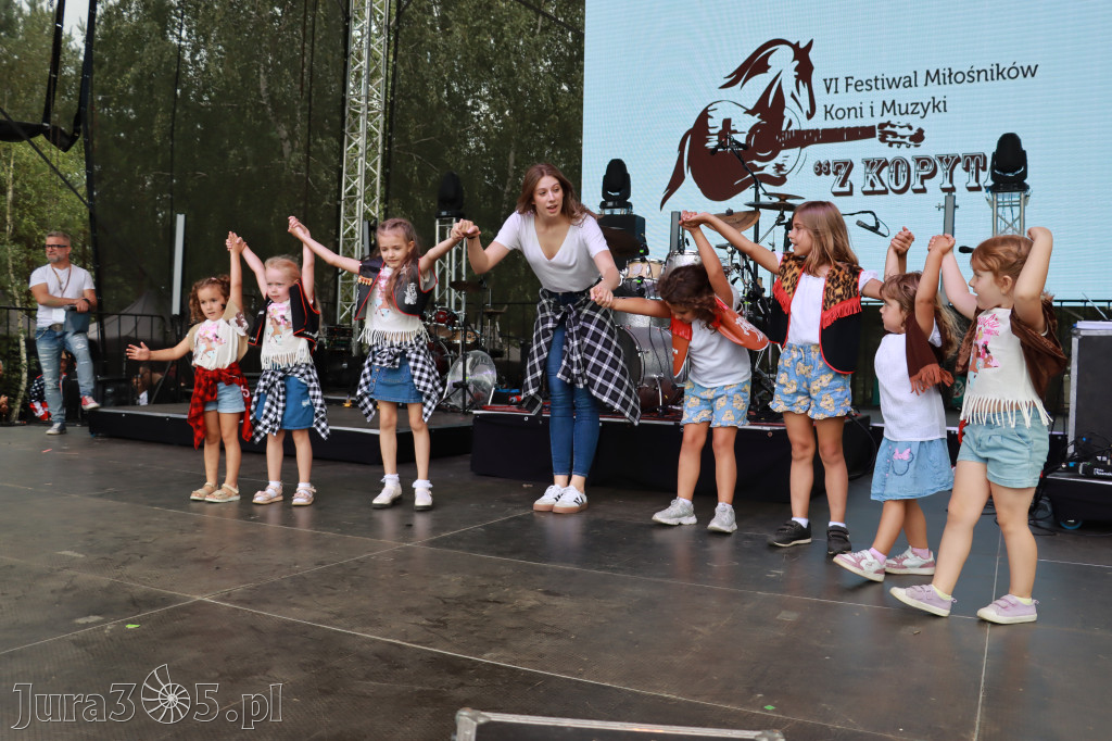 Fotorelacji XVIII: Taniec, muzyka i śpiew na Festiwalu z Kopyta w Gniazdowie