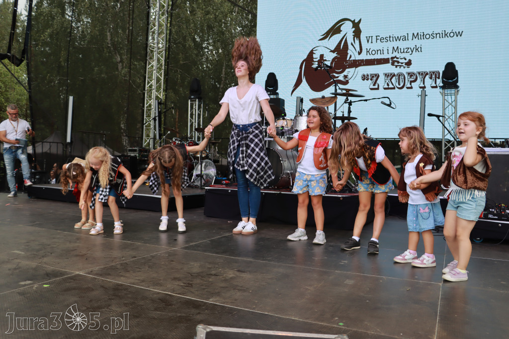 Fotorelacji XVIII: Taniec, muzyka i śpiew na Festiwalu z Kopyta w Gniazdowie