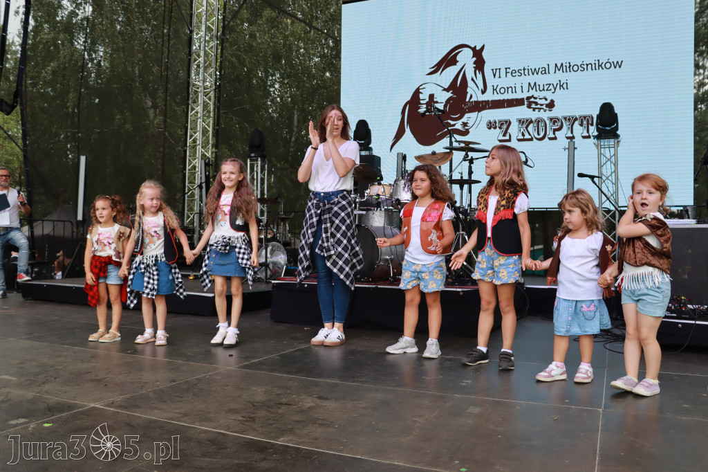 Fotorelacji XVIII: Taniec, muzyka i śpiew na Festiwalu z Kopyta w Gniazdowie