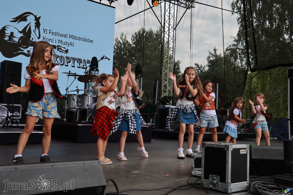 Fotorelacji XVIII: Taniec, muzyka i śpiew na Festiwalu z Kopyta w Gniazdowie
