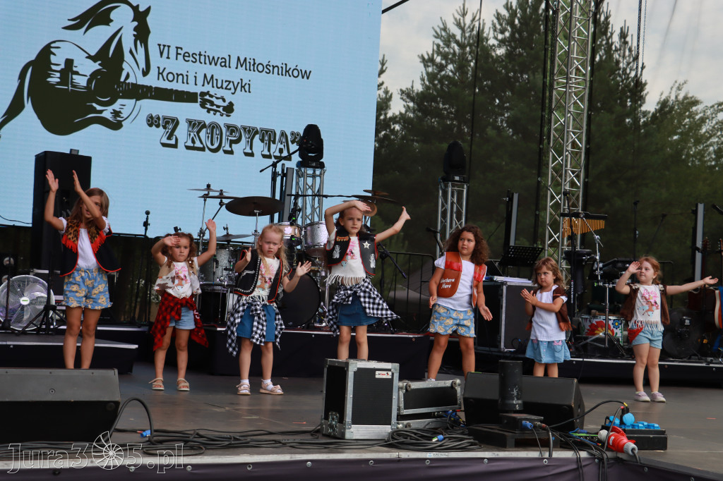 Fotorelacji XVIII: Taniec, muzyka i śpiew na Festiwalu z Kopyta w Gniazdowie