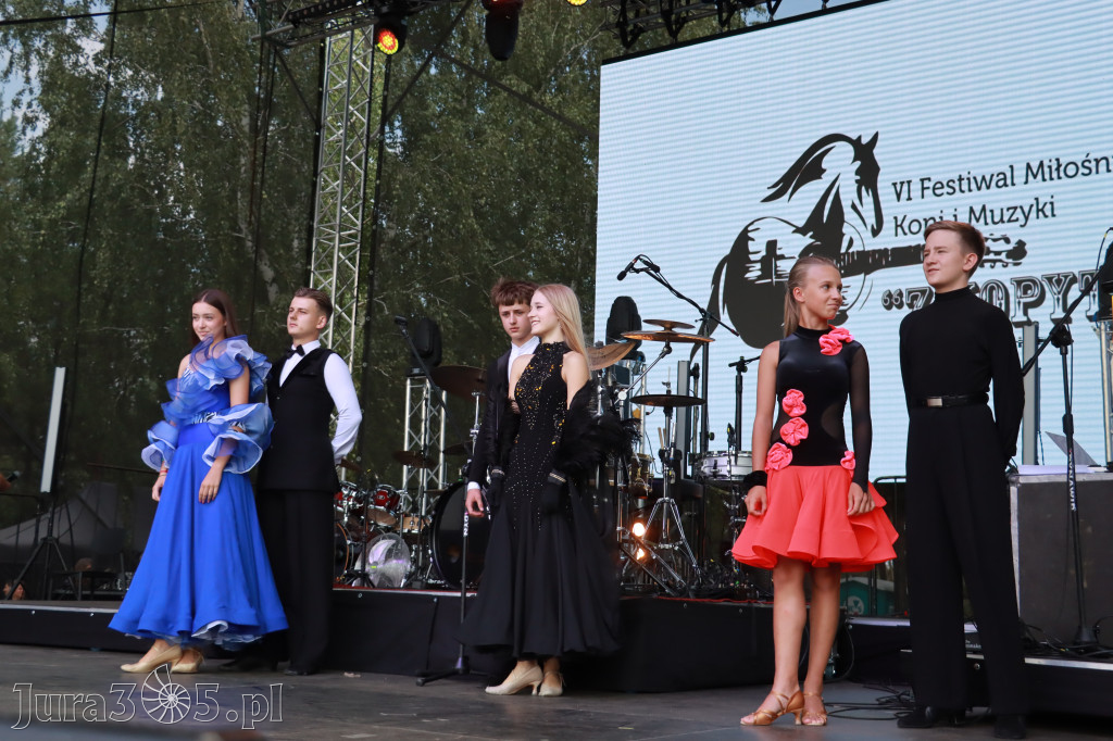 Fotorelacji XVIII: Taniec, muzyka i śpiew na Festiwalu z Kopyta w Gniazdowie