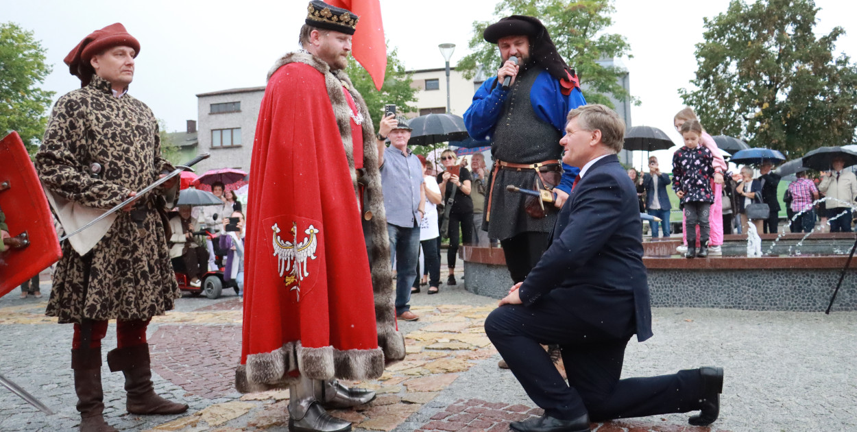 Fotorelacja: Uroczystość Odsłonięcia Pomnika Krystyna I z Koziegłów herbu Lis.
