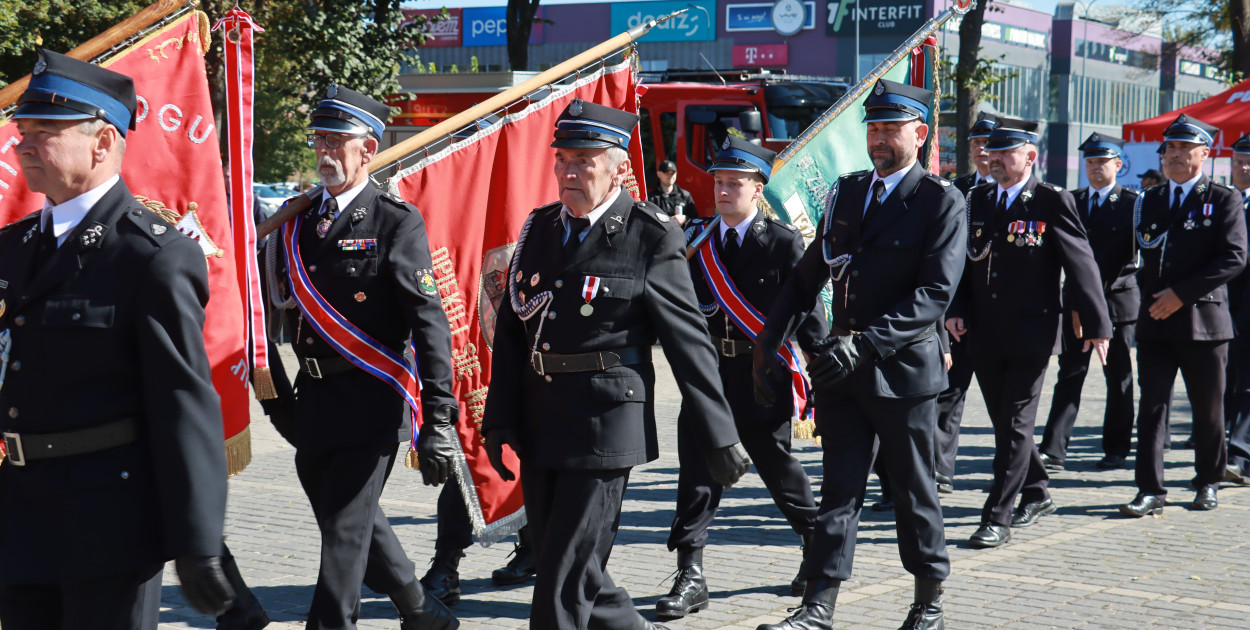 Fotorelacja I: Uroczystość NADANIA SZTANDARU i 50-lecie Zarządu Miejskiego ZOSP RP w Zawierciu