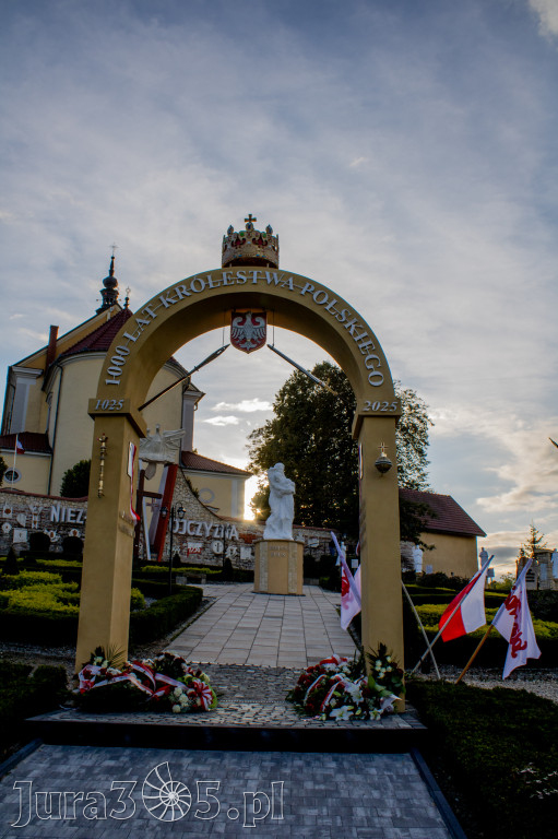Fotorelacja: Morawica uczciła 1000-lecie Koronacji Polski. Symboliczny łuk już odsłonięty