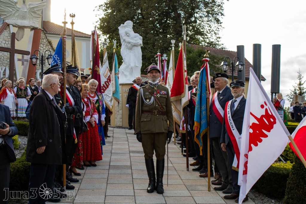 Fotorelacja: Morawica uczciła 1000-lecie Koronacji Polski. Symboliczny łuk już odsłonięty
