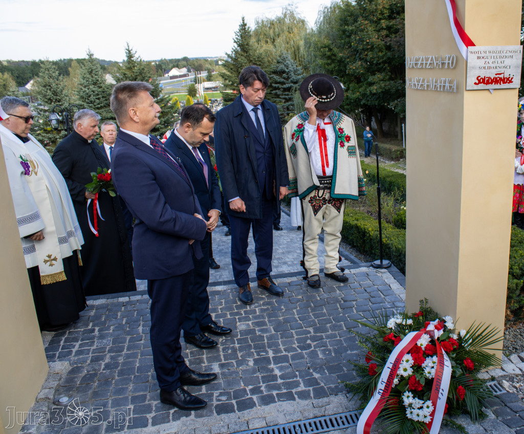 Fotorelacja: Morawica uczciła 1000-lecie Koronacji Polski. Symboliczny łuk już odsłonięty