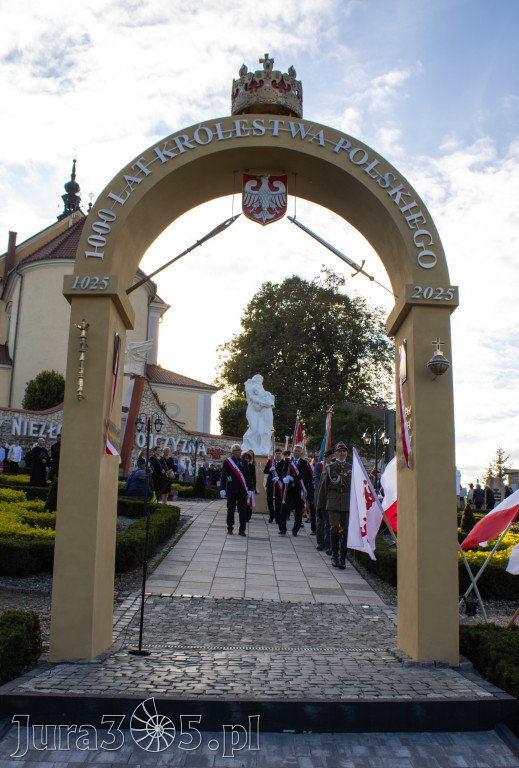 Fotorelacja: Morawica uczciła 1000-lecie Koronacji Polski. Symboliczny łuk już odsłonięty