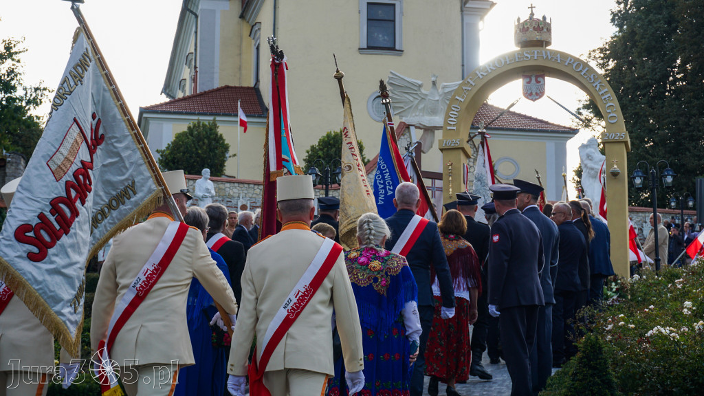 Fotorelacja: Morawica uczciła 1000-lecie Koronacji Polski. Symboliczny łuk już odsłonięty