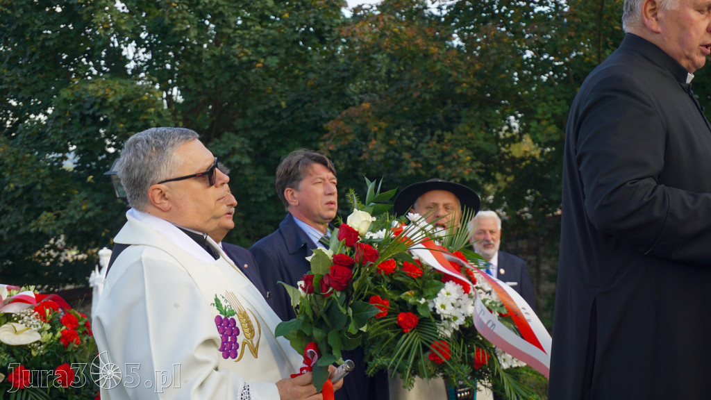 Fotorelacja: Morawica uczciła 1000-lecie Koronacji Polski. Symboliczny łuk już odsłonięty
