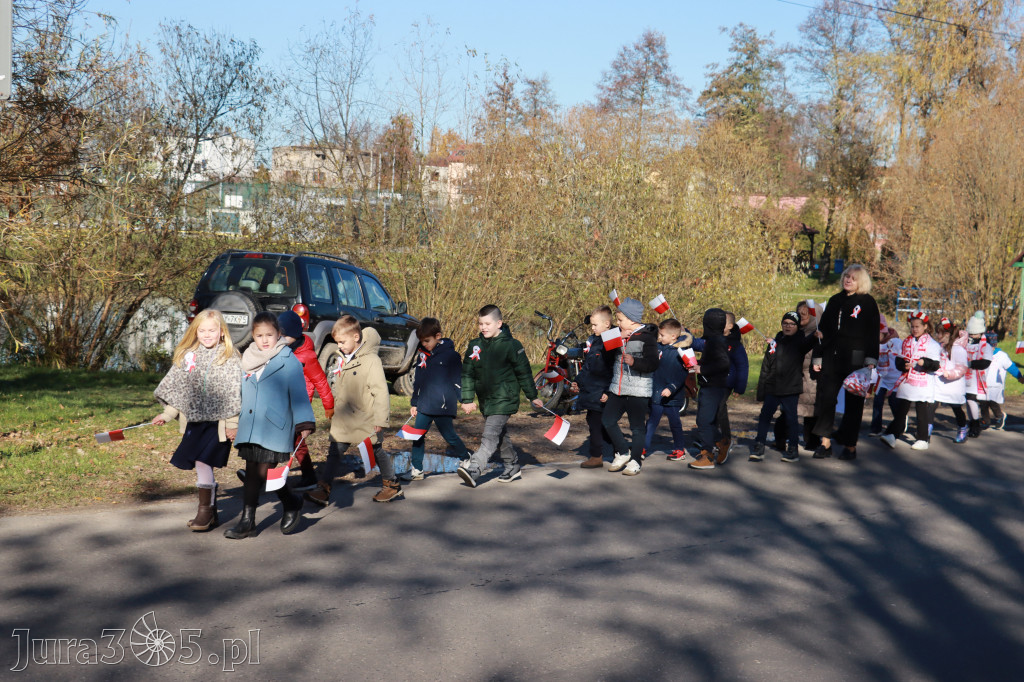 Fotorelacja I: Obchody 107. ROCZNICY ODZYSKANIA NIEPODLEGŁOŚCI na rynku w Koziegłowach
