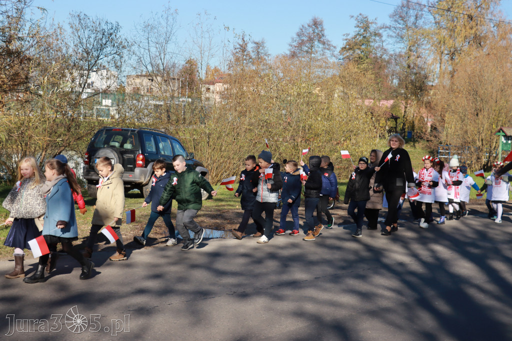 Fotorelacja I: Obchody 107. ROCZNICY ODZYSKANIA NIEPODLEGŁOŚCI na rynku w Koziegłowach