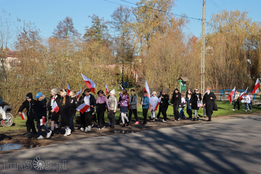 Fotorelacja I: Obchody 107. ROCZNICY ODZYSKANIA NIEPODLEGŁOŚCI na rynku w Koziegłowach