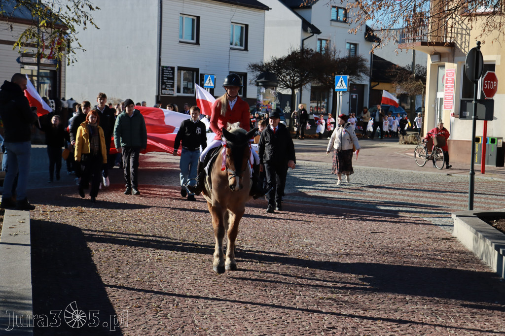 Fotorelacja I: Obchody 107. ROCZNICY ODZYSKANIA NIEPODLEGŁOŚCI na rynku w Koziegłowach