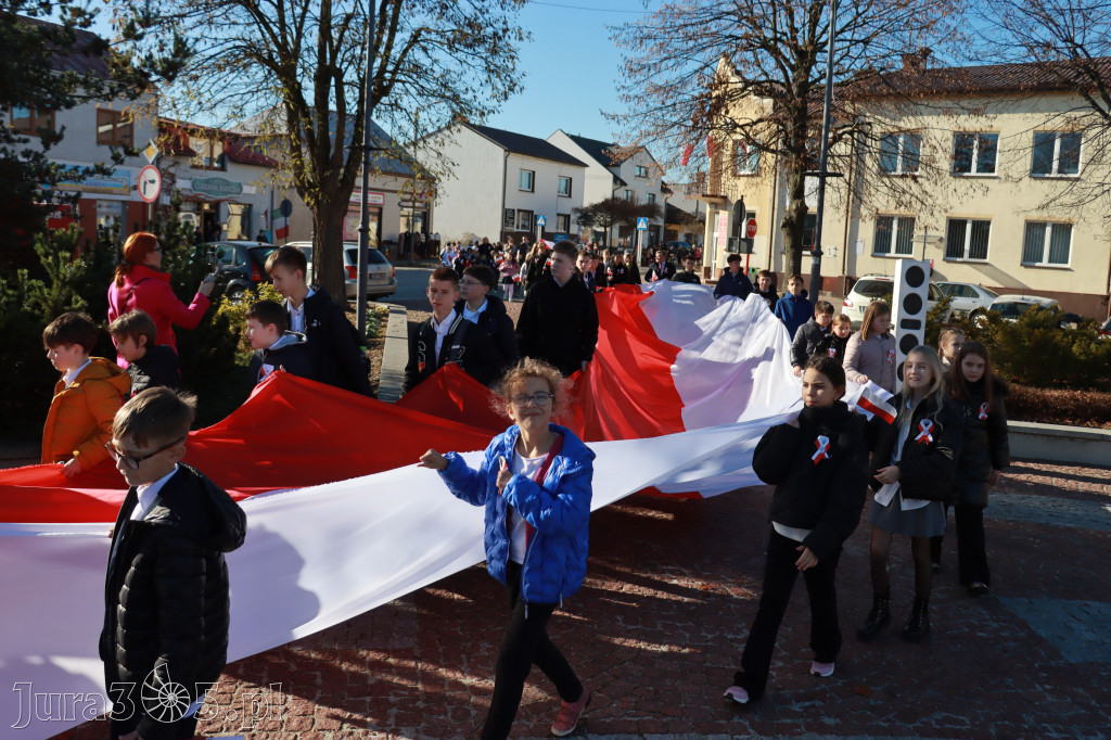 Fotorelacja I: Obchody 107. ROCZNICY ODZYSKANIA NIEPODLEGŁOŚCI na rynku w Koziegłowach