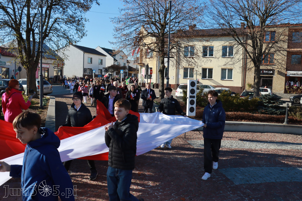 Fotorelacja I: Obchody 107. ROCZNICY ODZYSKANIA NIEPODLEGŁOŚCI na rynku w Koziegłowach