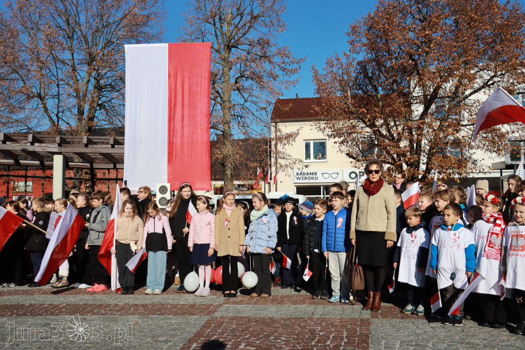 Fotorelacja I: Obchody 107. ROCZNICY ODZYSKANIA NIEPODLEGŁOŚCI na rynku w Koziegłowach