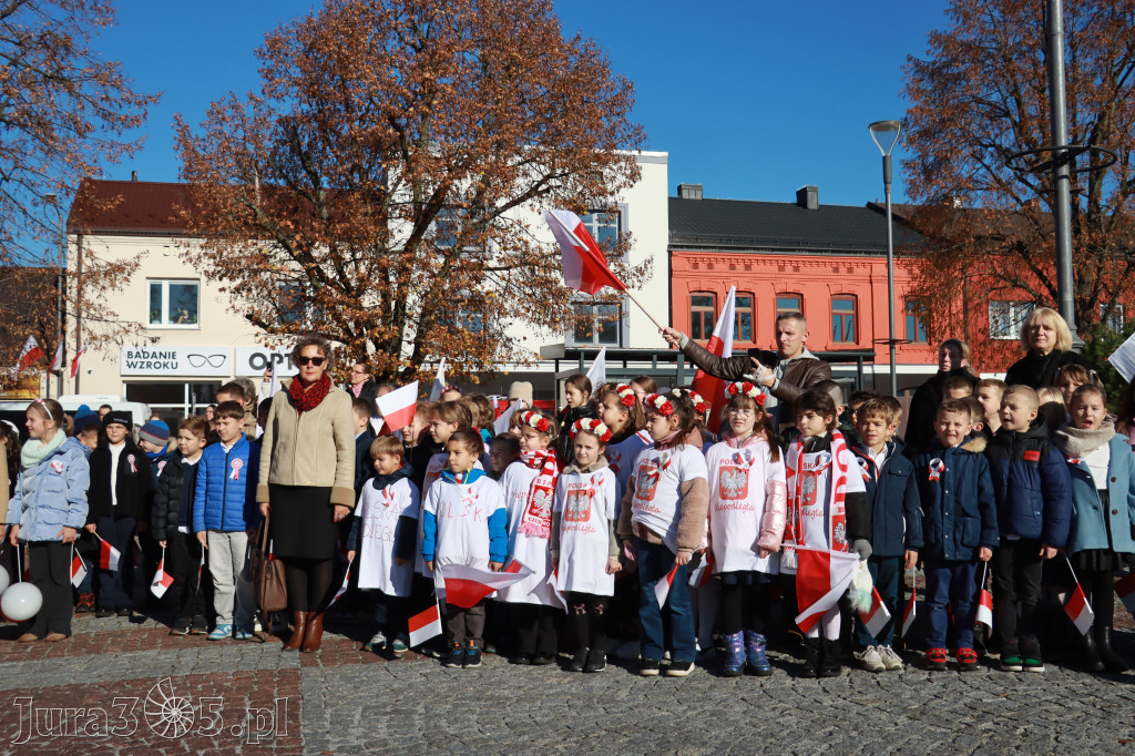 Fotorelacja I: Obchody 107. ROCZNICY ODZYSKANIA NIEPODLEGŁOŚCI na rynku w Koziegłowach