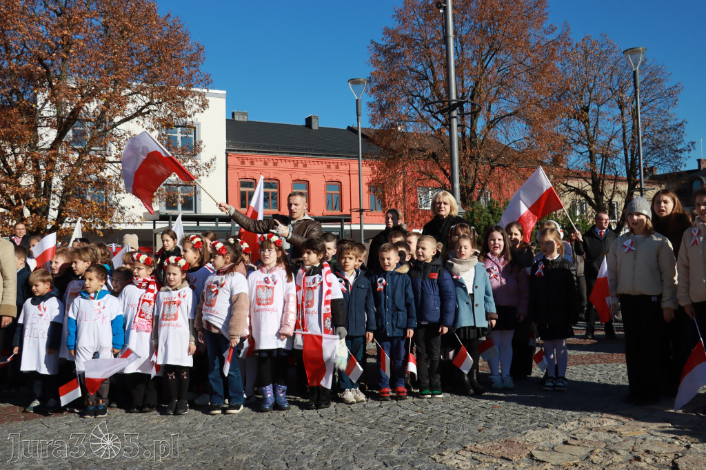 Fotorelacja I: Obchody 107. ROCZNICY ODZYSKANIA NIEPODLEGŁOŚCI na rynku w Koziegłowach