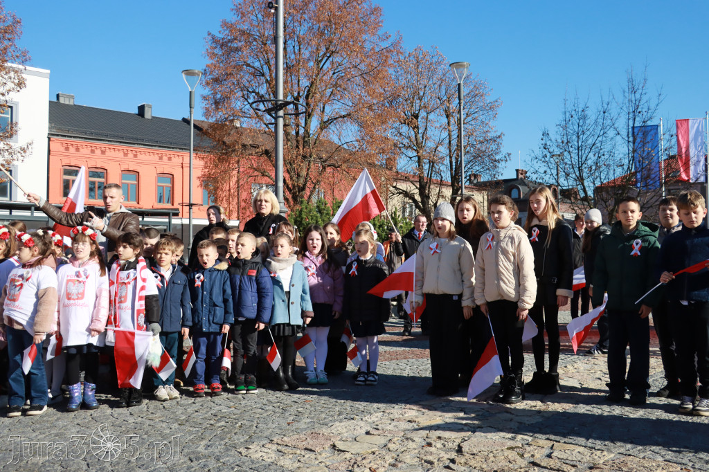 Fotorelacja I: Obchody 107. ROCZNICY ODZYSKANIA NIEPODLEGŁOŚCI na rynku w Koziegłowach