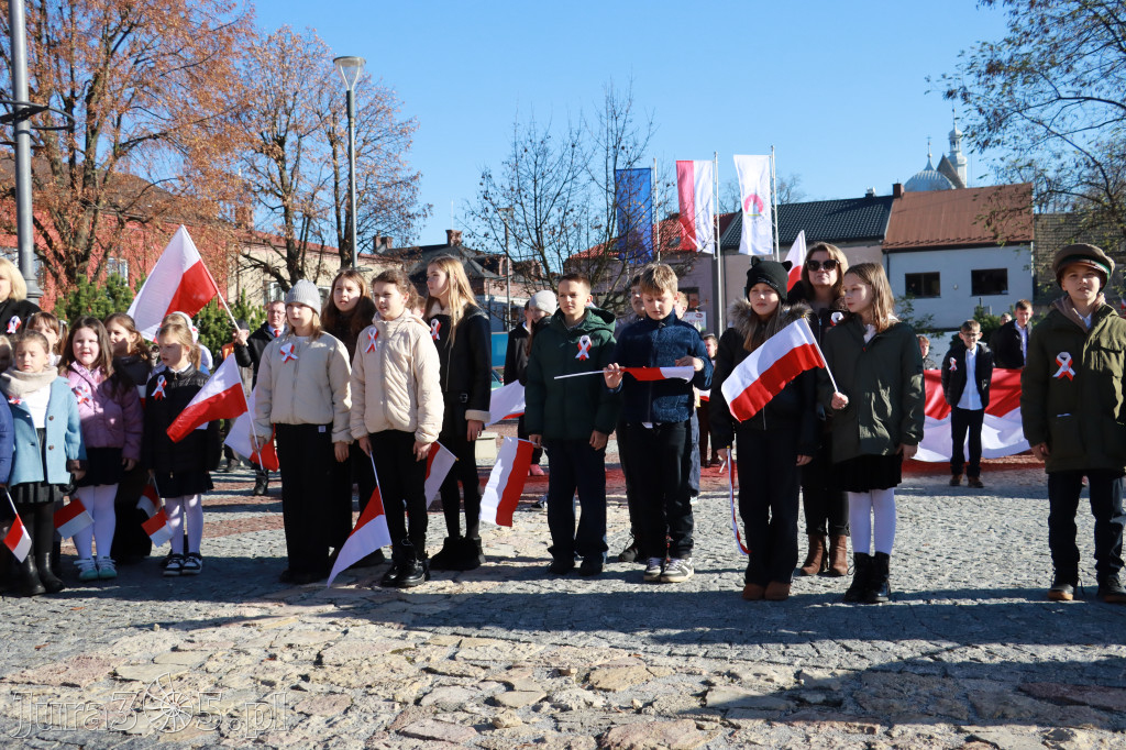 Fotorelacja I: Obchody 107. ROCZNICY ODZYSKANIA NIEPODLEGŁOŚCI na rynku w Koziegłowach