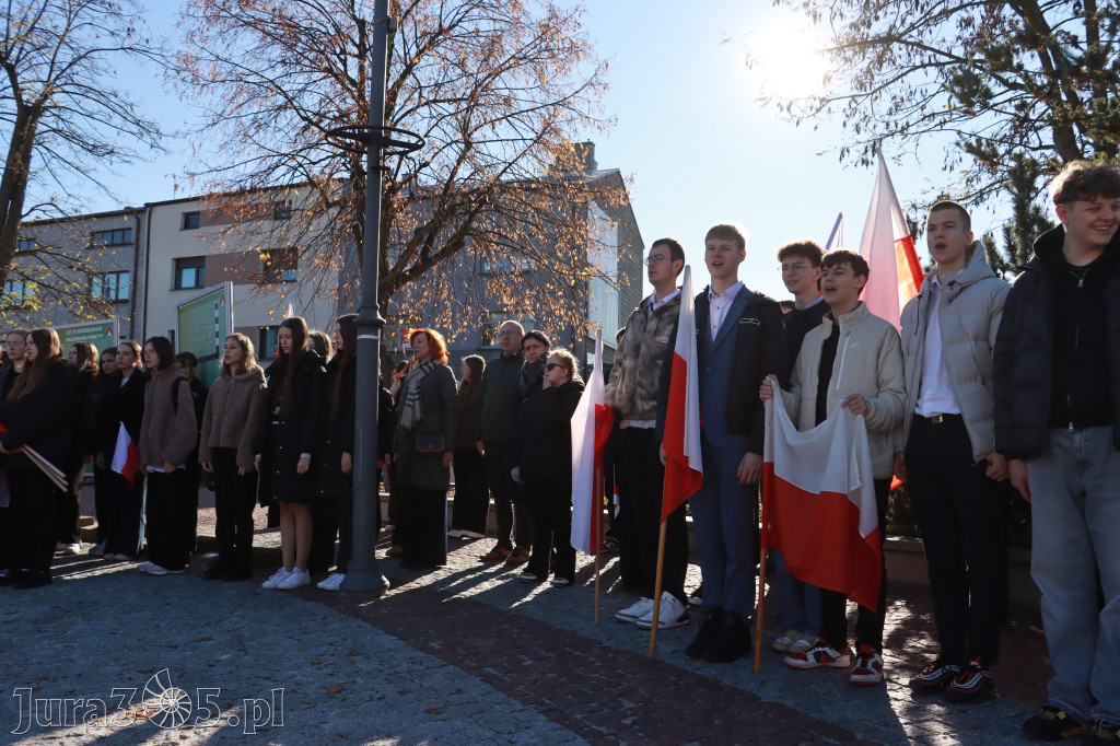 Fotorelacja I: Obchody 107. ROCZNICY ODZYSKANIA NIEPODLEGŁOŚCI na rynku w Koziegłowach