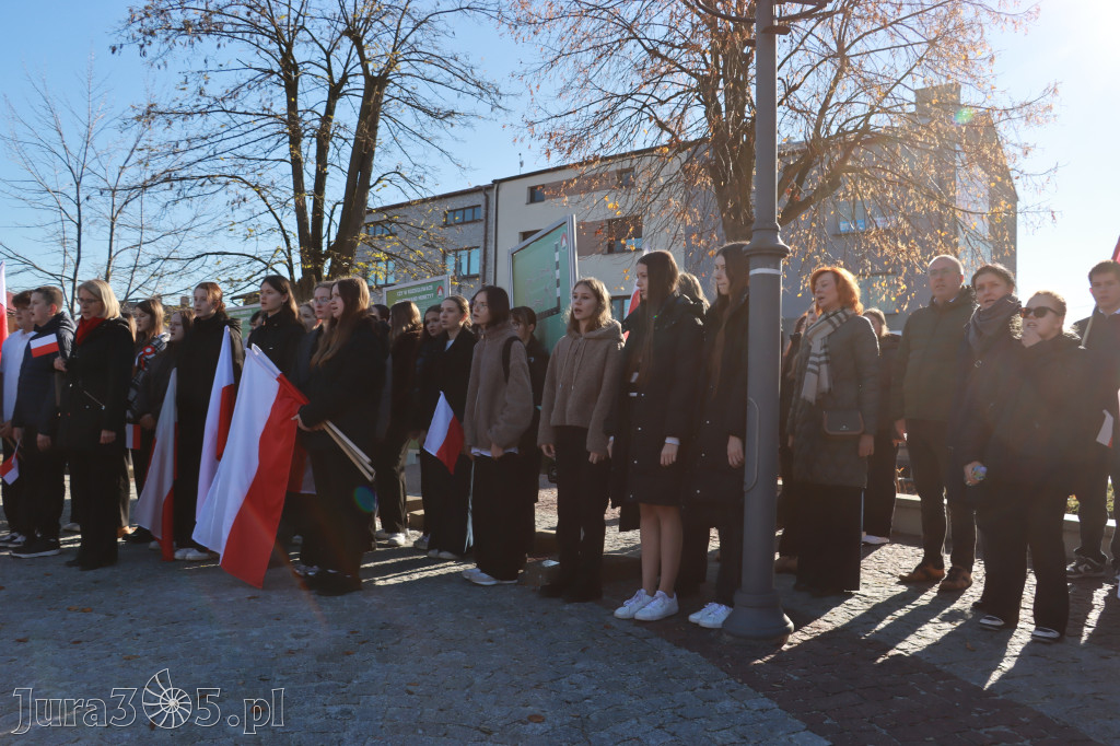 Fotorelacja I: Obchody 107. ROCZNICY ODZYSKANIA NIEPODLEGŁOŚCI na rynku w Koziegłowach