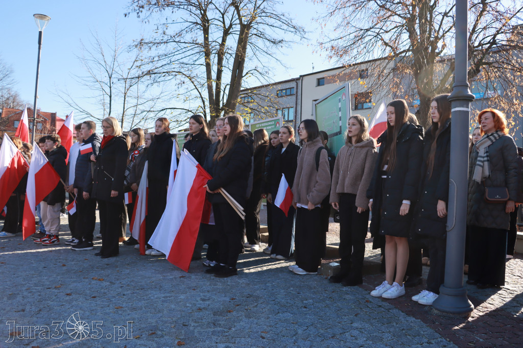 Fotorelacja I: Obchody 107. ROCZNICY ODZYSKANIA NIEPODLEGŁOŚCI na rynku w Koziegłowach