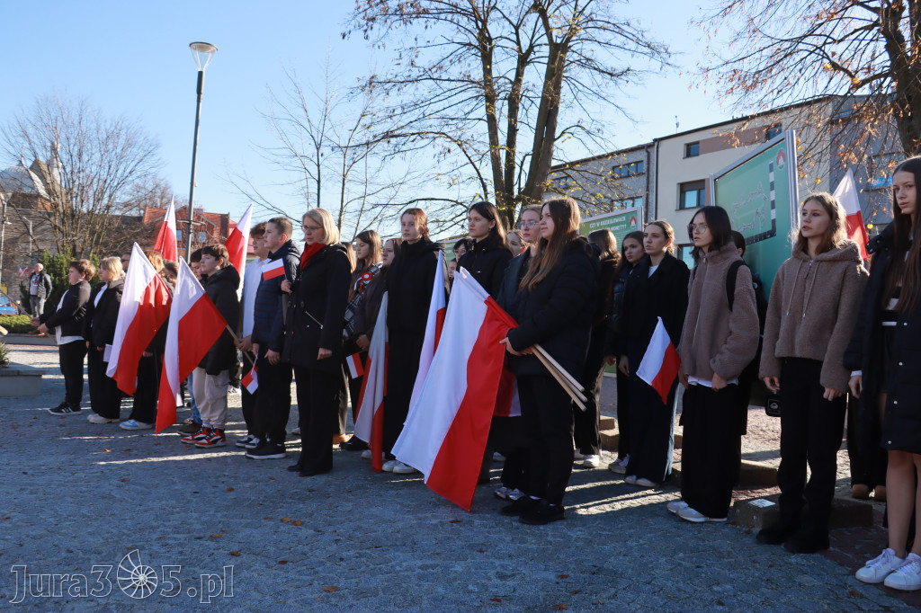 Fotorelacja I: Obchody 107. ROCZNICY ODZYSKANIA NIEPODLEGŁOŚCI na rynku w Koziegłowach