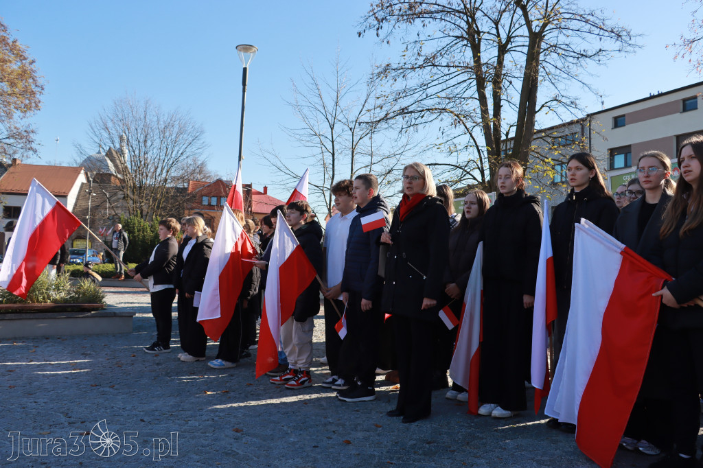 Fotorelacja I: Obchody 107. ROCZNICY ODZYSKANIA NIEPODLEGŁOŚCI na rynku w Koziegłowach