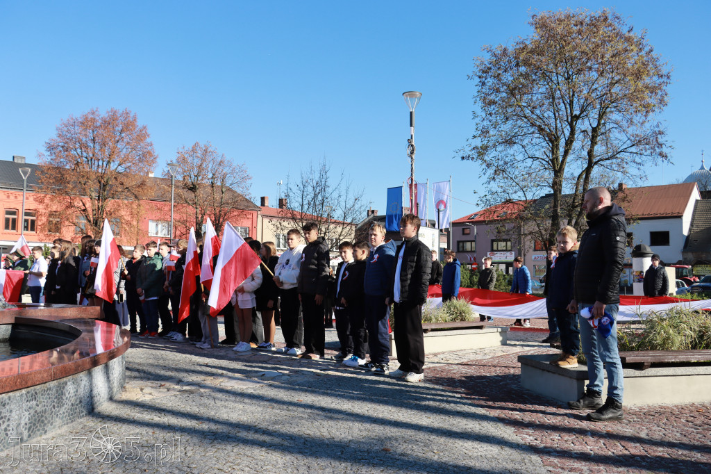 Fotorelacja I: Obchody 107. ROCZNICY ODZYSKANIA NIEPODLEGŁOŚCI na rynku w Koziegłowach
