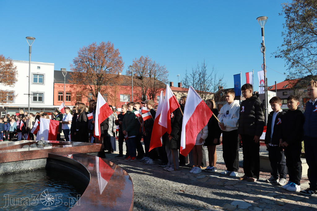 Fotorelacja I: Obchody 107. ROCZNICY ODZYSKANIA NIEPODLEGŁOŚCI na rynku w Koziegłowach