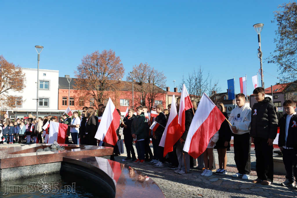 Fotorelacja I: Obchody 107. ROCZNICY ODZYSKANIA NIEPODLEGŁOŚCI na rynku w Koziegłowach