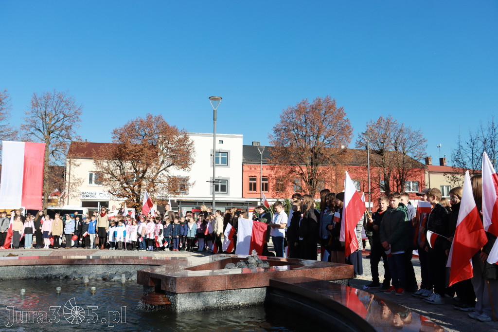 Fotorelacja I: Obchody 107. ROCZNICY ODZYSKANIA NIEPODLEGŁOŚCI na rynku w Koziegłowach