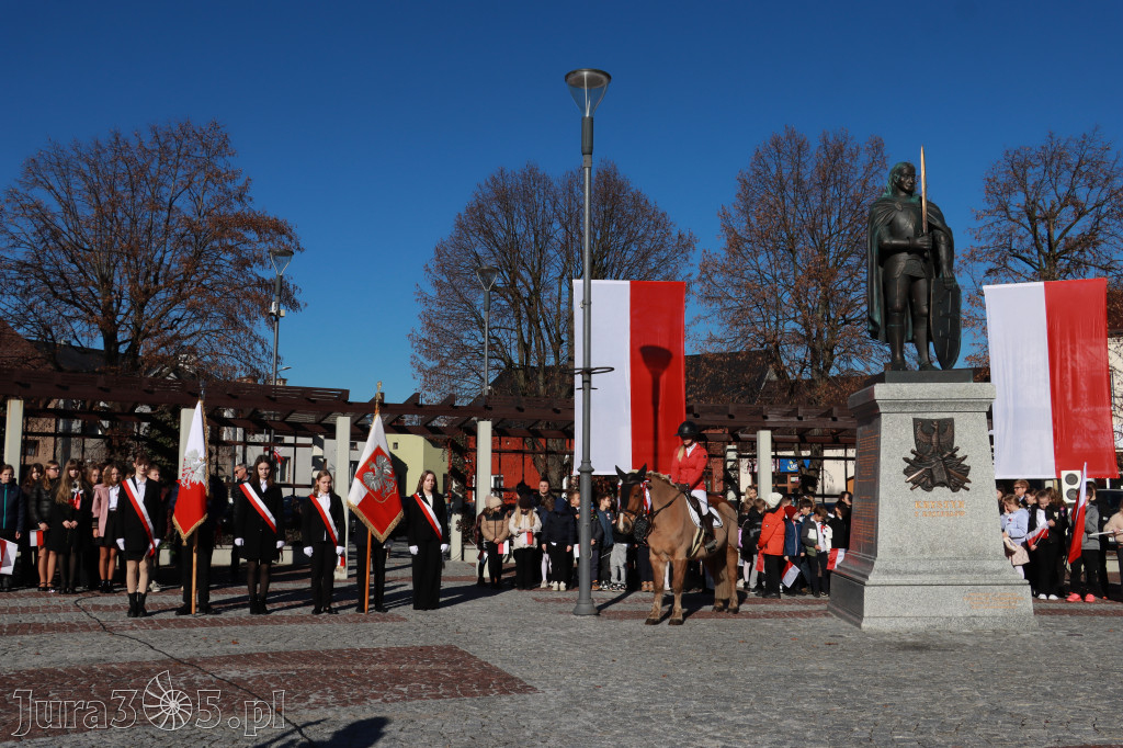 Fotorelacja I: Obchody 107. ROCZNICY ODZYSKANIA NIEPODLEGŁOŚCI na rynku w Koziegłowach