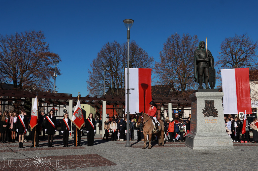 Fotorelacja I: Obchody 107. ROCZNICY ODZYSKANIA NIEPODLEGŁOŚCI na rynku w Koziegłowach