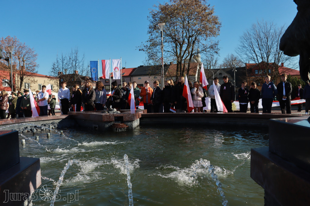 Fotorelacja I: Obchody 107. ROCZNICY ODZYSKANIA NIEPODLEGŁOŚCI na rynku w Koziegłowach