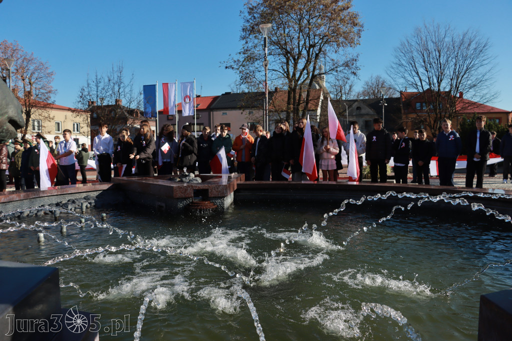 Fotorelacja I: Obchody 107. ROCZNICY ODZYSKANIA NIEPODLEGŁOŚCI na rynku w Koziegłowach