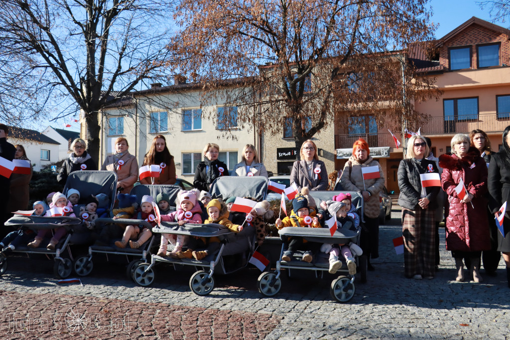 Fotorelacja I: Obchody 107. ROCZNICY ODZYSKANIA NIEPODLEGŁOŚCI na rynku w Koziegłowach
