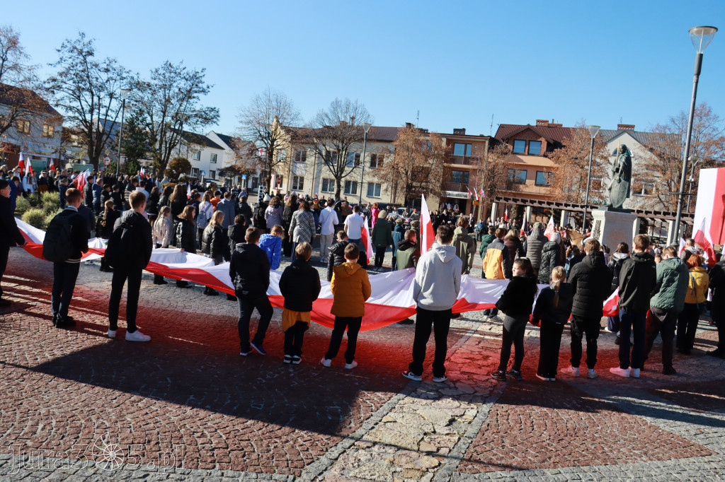 Fotorelacja I: Obchody 107. ROCZNICY ODZYSKANIA NIEPODLEGŁOŚCI na rynku w Koziegłowach